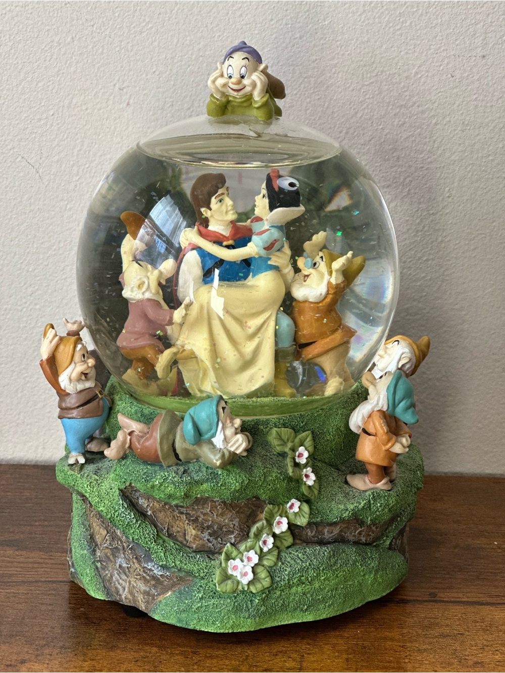 Vtg Disney Store Snow White and the Seven Dwarfs Musical Snow Globe Dopey Topper